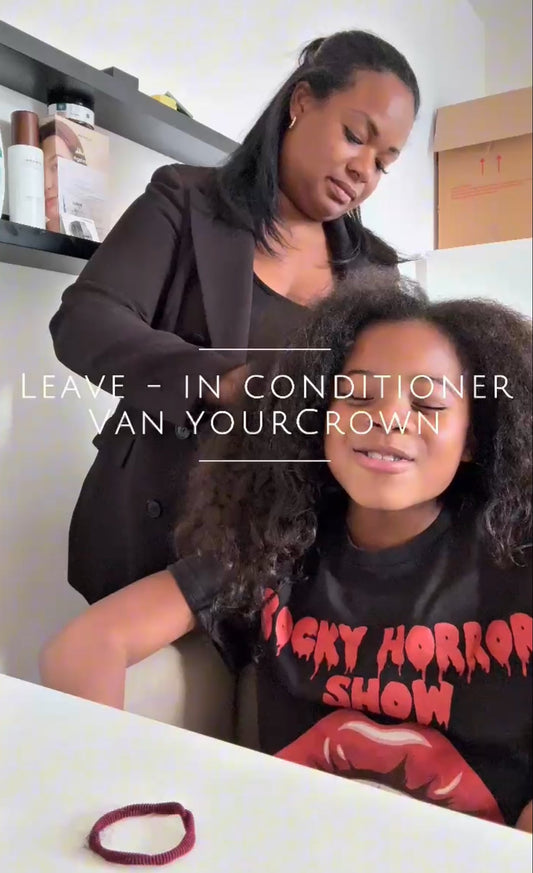 Influencer gebruikt natuurlijke leave-in voor krullen kroes haar kinderen